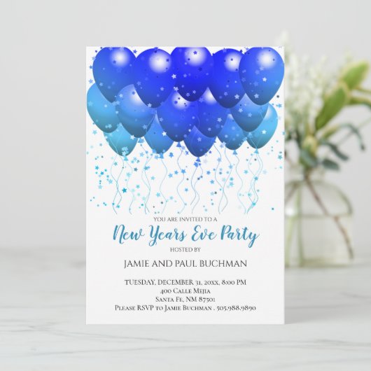 Blauer Ballon Confetti Weißes Silvesterfest Party Einladung (Stehend Vorderseite)