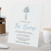 Blauer Ballon eine Botschaft aus dem Bump Sockelschild (In Situ)