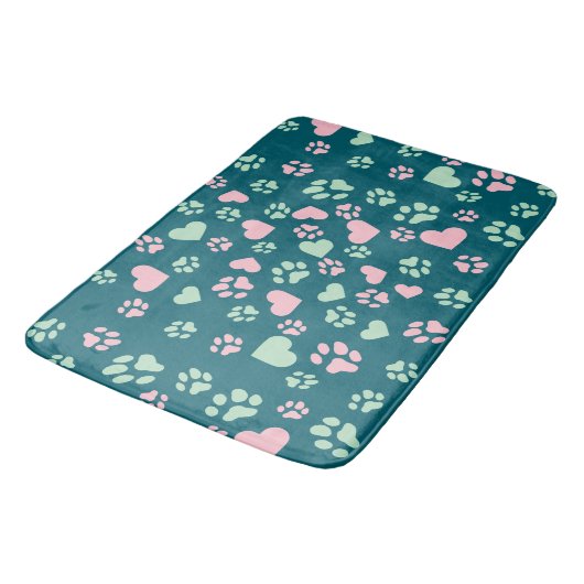 Blauer Bath Mat mit rosa Paw Prints und Herzmuster Badematte (Schrägansicht)