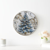 Blauer Baum mit Goldverzierungen. Große Wanduhr (Zuhause)