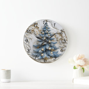 Blauer Baum mit Goldverzierungen. Große Wanduhr