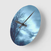 Blauer Baum und Himmel Runde Wanduhr (Winkel)