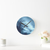 Blauer Baum und Himmel Runde Wanduhr (Zuhause)