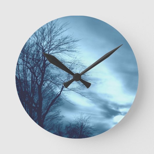 Blauer Baum und Himmel Runde Wanduhr (Vorderseite)