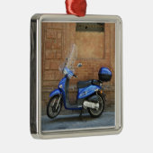 Blauer Bewegungsroller durch rote Wand, Siena, Ornament Aus Metall (Rechts)