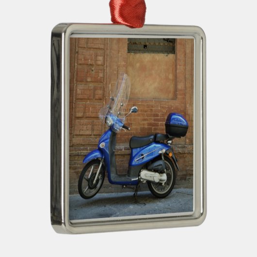 Blauer Bewegungsroller durch rote Wand, Siena, Ornament Aus Metall (Rechts)