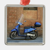 Blauer Bewegungsroller durch rote Wand, Siena, Ornament Aus Metall (Vorne)