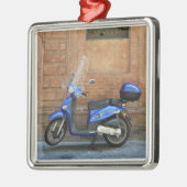 Blauer Bewegungsroller durch rote Wand, Siena, Ornament Aus Metall (Links)