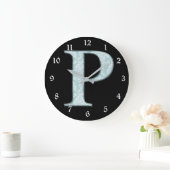 Blauer Blume Damask Monogram, Initial P Design Clo Große Wanduhr (Zuhause)