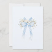 Blauer Blumen-Eukalyptus-Bogen-Junge-Taufe Einladung (Rückseite)