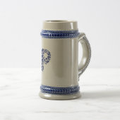 Blauer Blumen-Letter-P-Monogramm-Becher Bierglas (VorderseiteRechts)