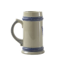 Blauer Blumen-Letter-W-Monogramm-Becher