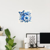 Blauer Blumen-Schmetterling-Cottage  Poster (Heimbüro)
