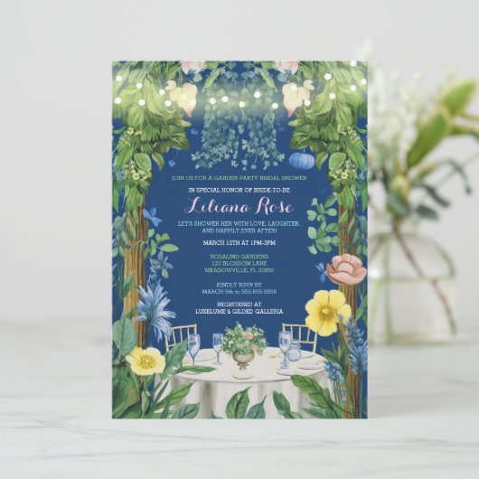 Blauer Blumengarten Brautparty Einladung (Stehend Vorderseite)