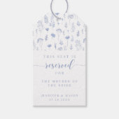 Blauer blumengeschmückter Hochzeitsort Sitzplatz V Geschenkanhänger (Vorderseite)