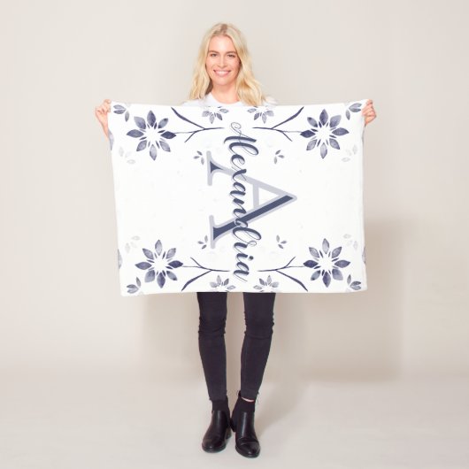 Blauer Blumenmonogramm-Name Fleecedecke (Beispiel)