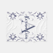 Blauer Blumenmonogramm-Name Fleecedecke (Vorderseite (Horizontal))