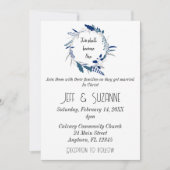 Blauer Blumenreath Two wird eine Hochzeit Einladung (Vorderseite)