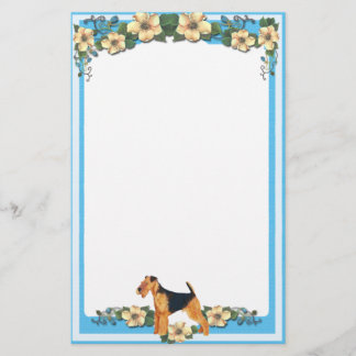 Blauer Blumenstrauß, enthüllt Airedale Briefpapier