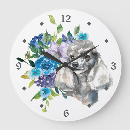 Blauer Blumenstrauß Grauer Poodle Hund Große Wanduhr (Vorderseite)