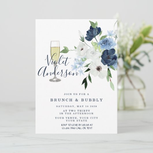 Blauer Blumenstrauß mit Blumenstrauß und Bubbly Einladung (Stehend Vorderseite)