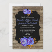 Blauer Blumenstrauß, Tafel rustikal-braunes Holz H Einladung (Vorderseite)