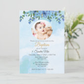 Blauer Blumenzaufen mit Foto Einladung (Stehend Vorderseite)