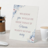 Blauer Blumenzettel Sockelschild (In SItu)