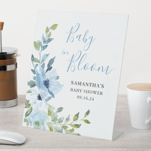 Blauer Blütenbaby im Blütendusche Sockelschild (In Situ)