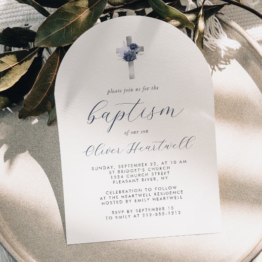 Blauer Blütenblättriger Kreuzbogen Taufen Einladung