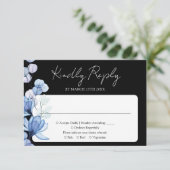 Blauer Blütenmonogramm Schwarz-Weiß-Hochzeit RSVP Karte (Stehend Vorderseite)