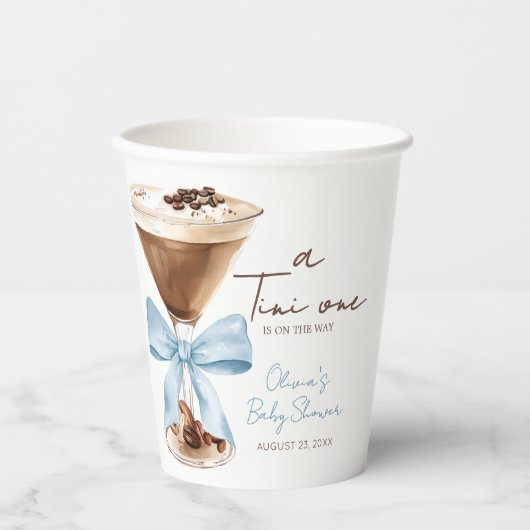 Blauer Bogen Espresso Martini Baby Shower Pappbecher (Vorderseite)