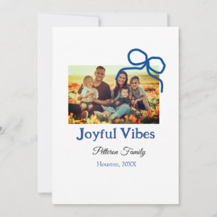 Blauer Bogen fröhliche Vibes fügen Familienname Fo Feiertagskarte