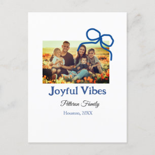 Blauer Bogen fröhliche Vibes fügen Familienname Fo Postkarte