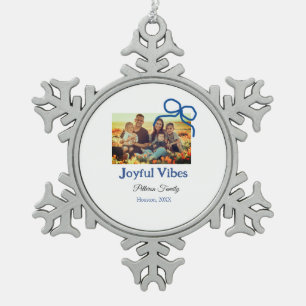 Blauer Bogen fröhliche Vibes fügen Familienname Fo Schneeflocken Zinn-Ornament