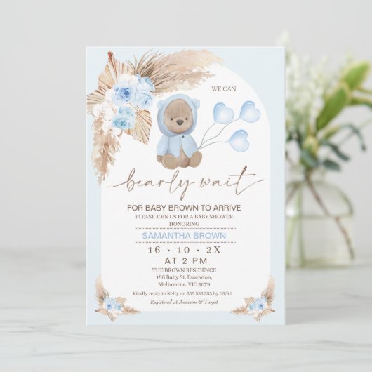 Blauer Boho Bläserbogen Bearly Wait Baby Dusche Einladung (Stehend Vorderseite)
