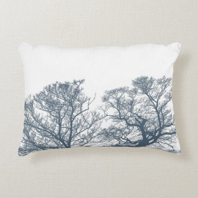 Blauer Bottom Trees Tropical Boho Dekokissen (Vorderseite)