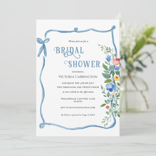 Blauer Bow Blumendusche Einladung (Stehend Vorderseite)