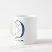 Blauer Brief an die Creme Floral Monogram Kaffeetasse (Vorderseite Links)