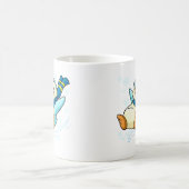 Blauer Bruce, der über Eis schiebt Kaffeetasse (Mittel)