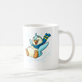 Blauer Bruce, der über Eis schiebt Kaffeetasse