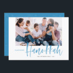 Blauer Brush Kalligrafie Happiest Hanukkah-Foto<br><div class="desc">Herzlichen Glückwunsch an Hanukkah! Senden Sie Ihren Lieben mit dieser handgeschriebenen Happy Hanukkah-Flachkarte Urlaubssgrüße. Sie zeichnet sich durch eine moderne blaue Bürste mit Kalligraphie und einem passenden zarten Schneemuster aus. Personalisieren Sie diese, indem Sie ein Foto, Namen, Datum und Nachricht hinzufügen. Diese festlich blaue Kalligraphie-Urlaubskarte ist in anderen Farben und...</div>