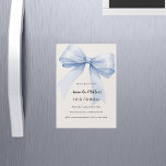 Blauer Bug beige Luxus Geburtstag Magneteinladung<br><div class="desc">Ein zartes beige,  cremefarbenes Dekor,  das mit einem großen,  hellblauen Bogen geschmückt ist. Personalisieren und fügen Sie einen Namen und Party-Details hinzu.</div>