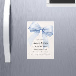 Blauer Bug elegant Quinceanera Luxus Magneteinladung<br><div class="desc">Ein zartes beige,  cremefarbenes Dekor,  das mit einem großen blauen Bogen geschmückt ist. Personalisieren und fügen Sie einen Namen und Party-Details hinzu.</div>