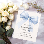 Blauer Bugcreme beige elegant Sweet 16 Einladung<br><div class="desc">Ein zartes beige,  cremefarbenes Dekor,  das mit einem großen,  hellblauen Bogen geschmückt ist. Personalisieren und fügen Sie einen Namen und Party-Details hinzu. 1 Blatt = 1 Einladung mit Druckkante bis Kante.</div>