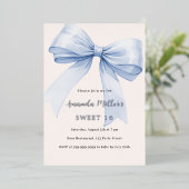 Blauer Bugcreme beige elegant Sweet 16 silber Folieneinladung (Stehend vorne)