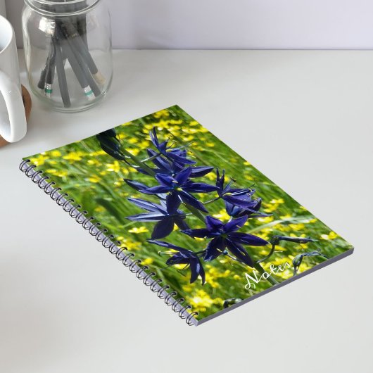 Blauer Camas und gelbe Wildblumen Notizblock