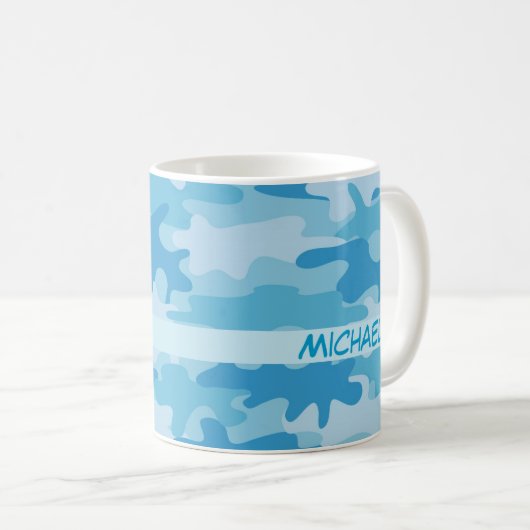 Blauer Camouflage-Tarnungs-Name personalisiert Kaffeetasse (VorderseiteRechts)