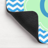 Blauer Chevron, leichte grüne Form, Monogramm Mousepad (Ecke)