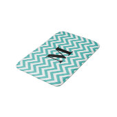 Blauer Chevron mit Monogramm Badematte (Schrägansicht)